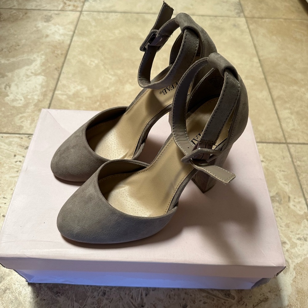 Taupe pumps size 7 - New in box